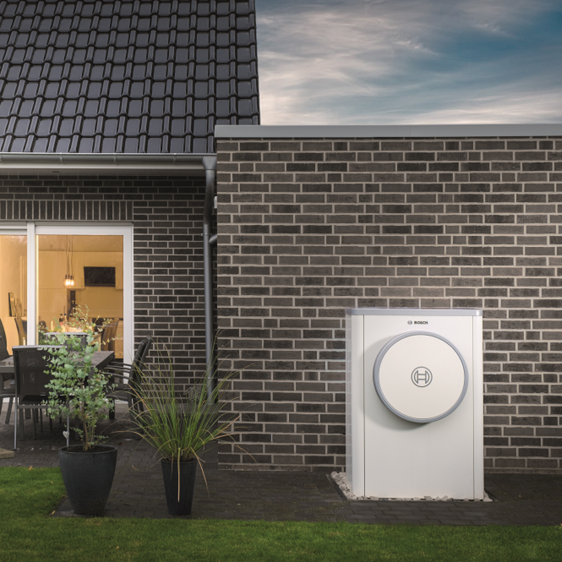 Nachhaltige Heizungstechnik Bosch Wärmepumpe am Haus